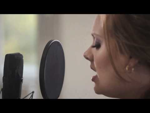 Adele thu hát tại nhà với microphone